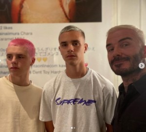 ピンクの短髪のクルス、ブロンドの短髪にしたロメオとデヴィッド（画像は『David Beckham　2021年7月15日付Instagram「Sometimes the boys need reminding who did it first in the 90’s」』のスクリーンショット）