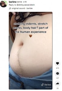 ポッコリ出たお腹と、へその下から真っすぐに伸びた体毛（画像は『barbie　2021年4月19日付TikTok「Reply to ＠stinky.sewer.bitch」』のスクリーンショット）