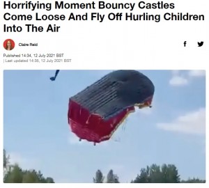 遊具に乗ったまま巻き上げられてしまった子も（画像は『LADbible　2021年7月12日付「Horrifying Moment Bouncy Castles Come Loose And Fly Off Hurling Children Into The Air」』のスクリーンショット）