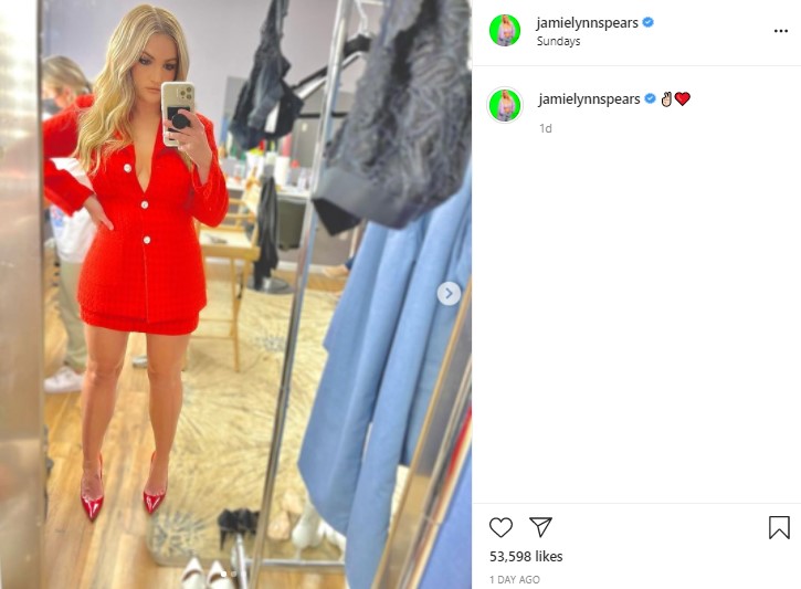 キャプションが修正されたジェイミー・リンの自撮り写真（画像は『Jamie Lynn Spears　2021年7月18日付Instagram「ROSE」』のスクリーンショット）