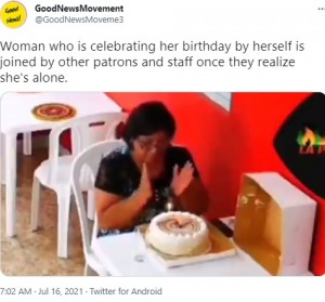 1人でケーキを前に拍手する女性（画像は『GoodNewsMovement　2021年7月16日付Twitter「Woman who is celebrating her birthday」』のスクリーンショット）
