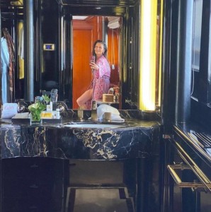 豪華なバスルームでノーメイク姿を披露したキャサリン（画像は『Catherine Zeta-Jones　2021年7月7日付Instagram「Hello…….」』のスクリーンショット）