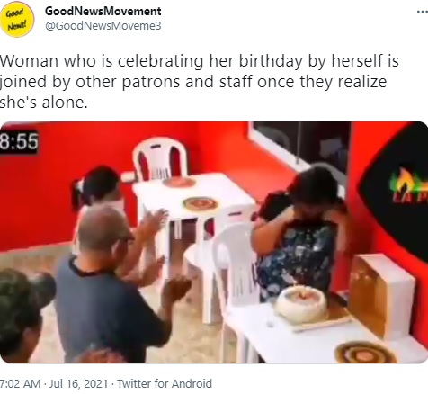 両手で涙を拭く女性（画像は『GoodNewsMovement　2021年7月16日付Twitter「Woman who is celebrating her birthday」』のスクリーンショット）