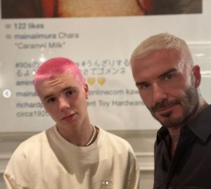 少し前に髪型を変えたデヴィッドとクルス（画像は『David Beckham　2021年7月15日付Instagram「Sometimes the boys need reminding who did it first in the 90’s」』のスクリーンショット）
