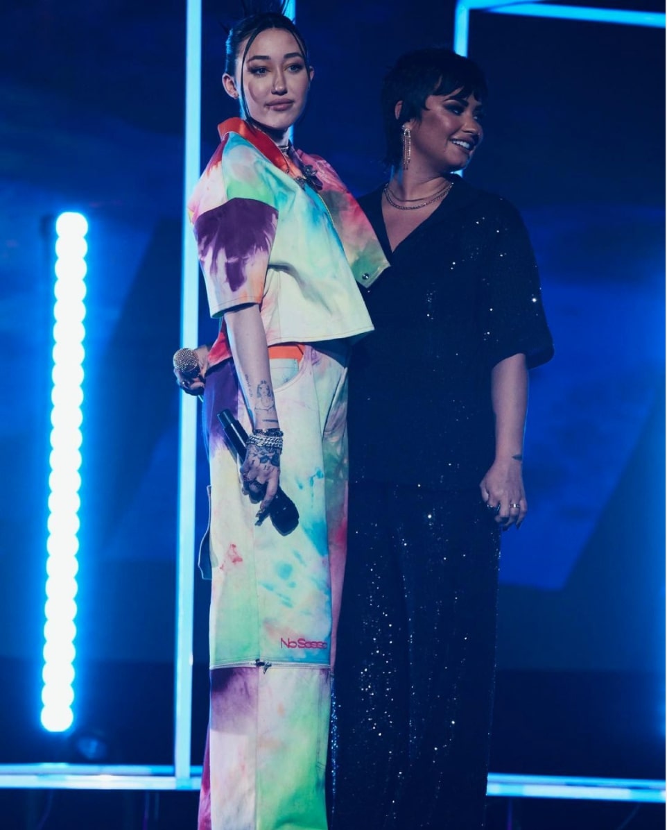 『YouTube Pride 2021』に参加したノアとデミ（画像は『Demi Lovato　2021年6月26日付Instagram「Thank you ＠noahcyrus for closing out the night w me for ＠youtube’s pride 2021 celebration」』のスクリーンショット）