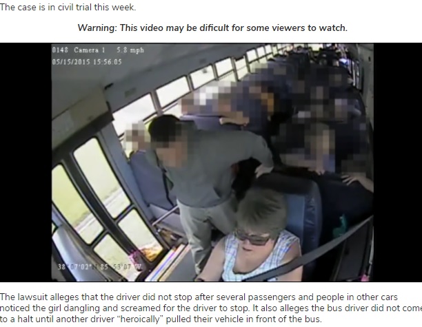 隣に立つ生徒と話をし、女児に全く気付かない運転手（画像は『NewsNation Now　2021年7月14日付「Watch: New video shows Kentucky girl’s 2015 dragging by school bus」』のスクリーンショット）