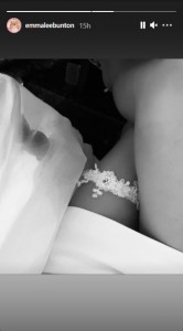 白いミニドレスからのぞくガーターを披露（画像は『emmaleebunton　2021年7月13日付Instagram』のスクリーンショット）