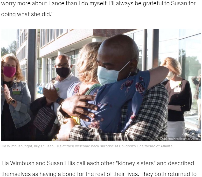 スーザンさんに感謝のハグをしたロドニーさん（画像は『Good Morning America　2021年6月7日付「Co-workers donate their kidneys to save each other’s husbands」（Children’s Healthcare of Atlanta）』のスクリーンショット）