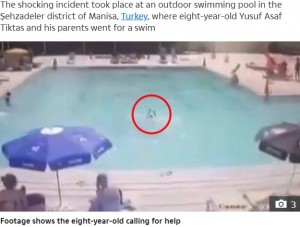 助けを求め両手をあげるユースフ君（画像は『The Sun　2021年7月15日付「POOL TRAGEDY Boy, 8, drowns in swimming pool in front of sunbathing parents who fail to spot him frantically waving for help」』のスクリーンショット）
