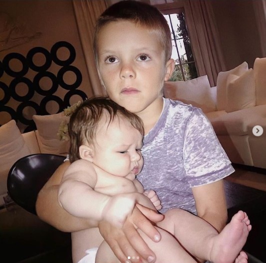 三男クルスに抱かれる、赤ちゃん時代のハーパーちゃん（画像は『CRUZ　2021年7月10日付Instagram「Happy 10th birthday Harper I love ya」』のスクリーンショット）