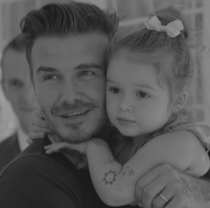 父デヴィッドに抱かれる幼少期のハーパーちゃん（画像は『David Beckham　2021年7月10日付Instagram「Happy 10th birthday to my pretty lady」』のスクリーンショット）