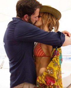 ベンと熱いキスを交わすジェニファー（画像は『Jennifer Lopez　2021年7月24日付Instagram「5 2 … what it do …」』のスクリーンショット）