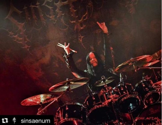 「シンセイナム」で活動していたジョーイ（画像は『Joey Jordison　2018年10月5日付Instagram「＃Repost ＠sinsaenum Tomorrow : Warsaw ＠ Proxima.」』のスクリーンショット）