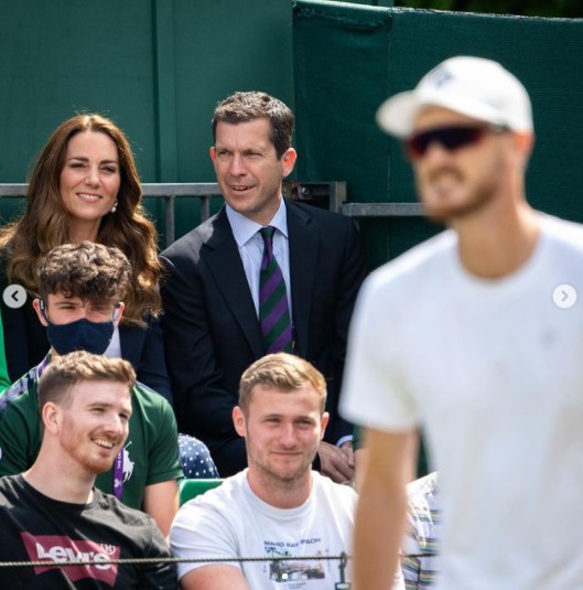 試合を観戦するキャサリン妃とティム・ヘンマン（画像は『Wimbledon　2021年7月2日付Instagram「A warm welcome back to our Patron, HRH The Duchess of Cambridge」』のスクリーンショット）