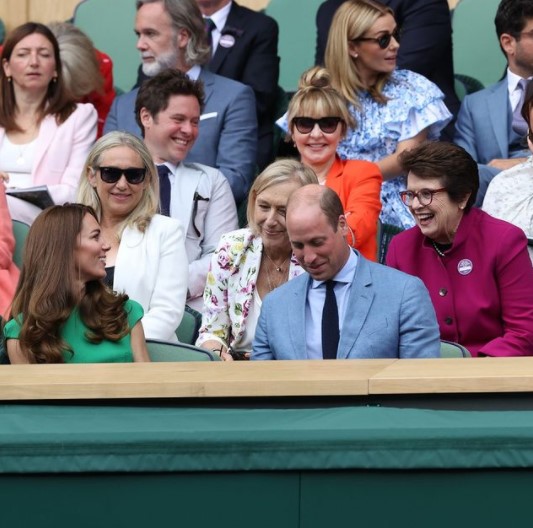 ロイヤルボックスに座るキャサリン妃とウィリアム王子（画像は『Wimbledon　2021年7月10日付Instagram「Where royalty and tennis royalty mix.」』のスクリーンショット）