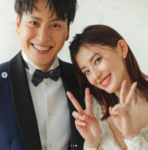 結婚を報告した山下健二郎と朝比奈彩（画像は『山下 健二郎　2021年7月26日付Instagram「ご報告」』のスクリーンショット）