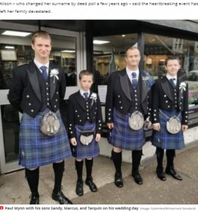 スコットランドの伝統衣装キルトを身に着けたポールさんと息子たち（画像は『Mirror　2021年7月2日付「Groom dies at the altar as his bride is walking down the aisle with their son」（Image: Submitted/Kilmarnock Standard）』のスクリーンショット）