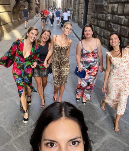 イタリアの街で女友達と外出を楽しむキティさん（画像は『Kitty Spencer　2021年7月21日付Instagram「Reunited with my favourite people in my favourite place」』のスクリーンショット）