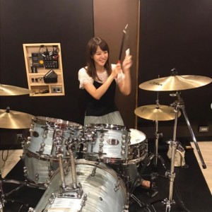 高校時代にバンドを組んでドラムを担当していた久代萌美アナ、久々にスティックを持つ（画像は『久代萌美（フジテレビ）　2019年6月23日付Instagram「久しぶりの!!」』のスクリーンショット）