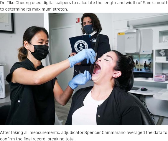 デジタル測定器を使用して口の大きさを測定（画像は『Guinness World Records　2021年7月28日付「Meet the woman whose record-breaking mouth gape went viral on TikTok」』のスクリーンショット）