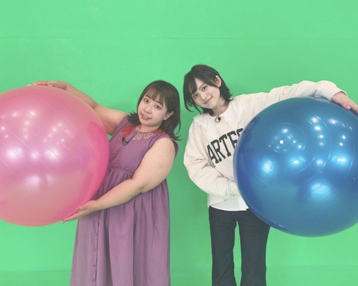 餅田コシヒカリと声優の中島由貴（画像は『餅田コシヒカリ　2021年4月5日付Instagram「「中島由貴とミライアカリの女子会ですが」に出演させてもらいました」』のスクリーンショット）