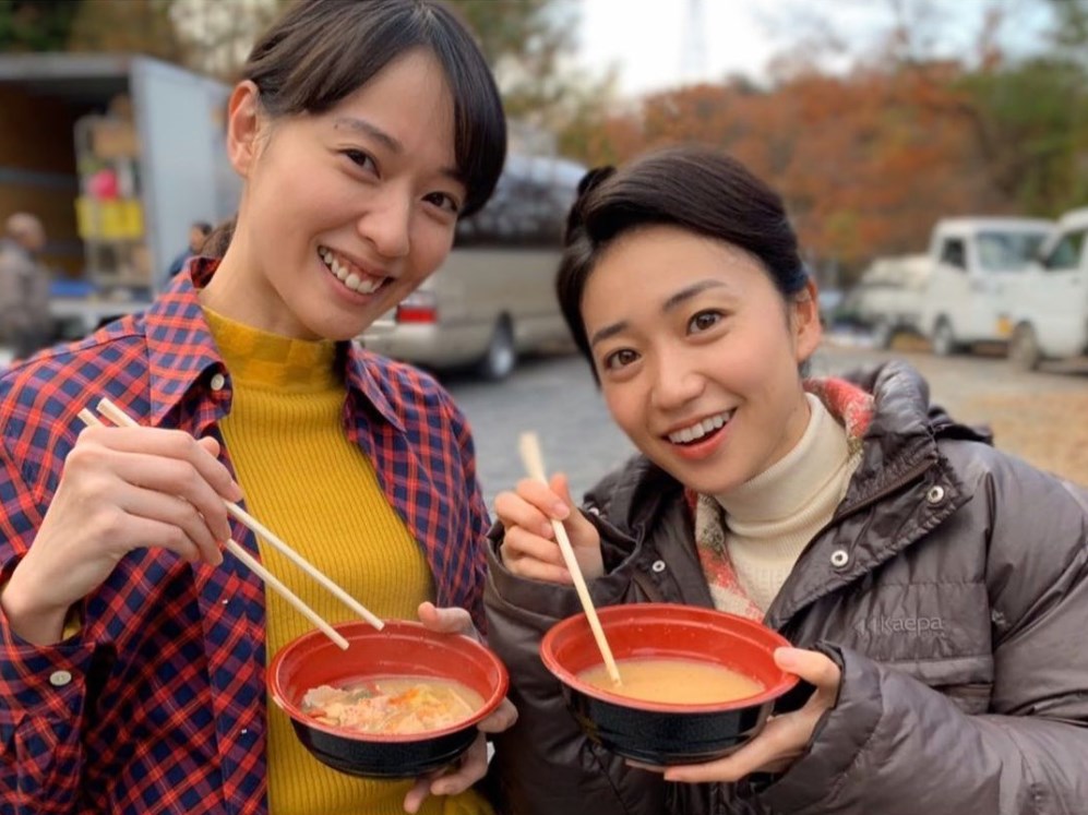 戸田恵梨香と大島優子『スカーレット』オフショット（画像は『Yuko Oshima　2020年3月28日付Instagram「半年間、スカーレットを視聴していただきありがとうございました」』のスクリーンショット）