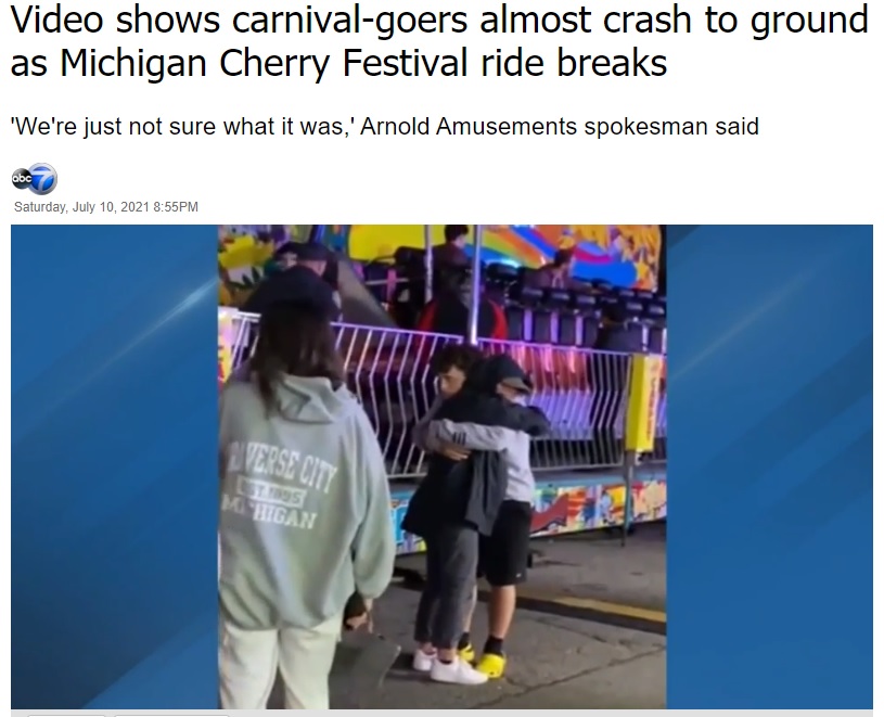 降車できた乗客は家族や友人と抱き合って無事を喜んだ（画像は『ABC7 Chicago　2021年7月10日付「Video shows carnival-goers almost crash to ground as Michigan Cherry Festival ride breaks」』のスクリーンショット）