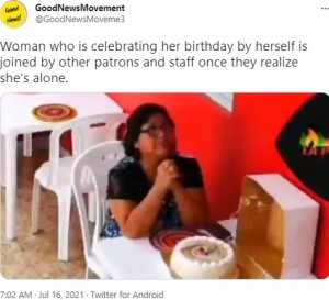 【海外発！Breaking News】1人で誕生日を祝う女性をレストラン従業員がサプライズで祝福「温かさに涙」＜動画あり＞