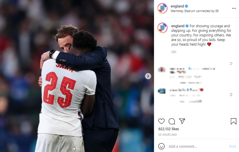 PKを外した後サウスゲート監督の肩で泣き崩れたサカ選手（画像は『England football team　2021年7月12日付Instagram「For showing courage and stepping up.」』のスクリーンショット）