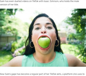 開口時の上の切歯から下の切歯までの長さで世界一に認定されたサマンサさん（画像は『Guinness World Records　2021年7月28日付「Meet the woman whose record-breaking mouth gape went viral on TikTok」』のスクリーンショット）