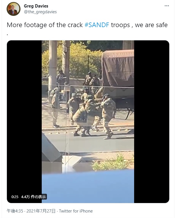支えられるもトラックに乗れなかった隊員（画像は『Greg Davies　2021年7月27日付Twitter「More footage of the crack ＃SANDF troops , we are safe .」』のスクリーンショット）