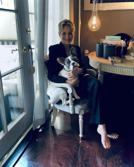 愛犬を抱いたシャロン・ストーン（画像は『Sharon Stone　2021年5月20日付Instagram「bandit ＆ i cracking new ideas !」』のスクリーンショット）