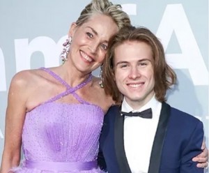 「amfAR」ガラに登場したシャロンと息子ロアンさん（画像は『Sharon Stone　2021年7月17日付Instagram「Proud mom」』のスクリーンショット）