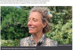 ロイヤル・メールのスタッフの努力に感動したカトリーナさん（画像は『BBC　2021年7月1日付「Royal Mail delivers letter addressed to ‘woman in Cornwall shed’」（ANDREW MCNAMARA）』のスクリーンショット）
