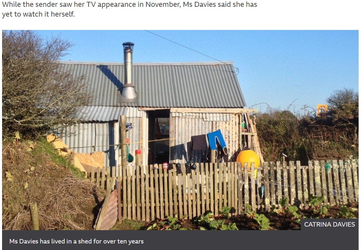 カトリーナさんが10年以上住んでいる小屋（画像は『BBC　2021年7月1日付「Royal Mail delivers letter addressed to ‘woman in Cornwall shed’」（CATRINA DAVIES）』のスクリーンショット）