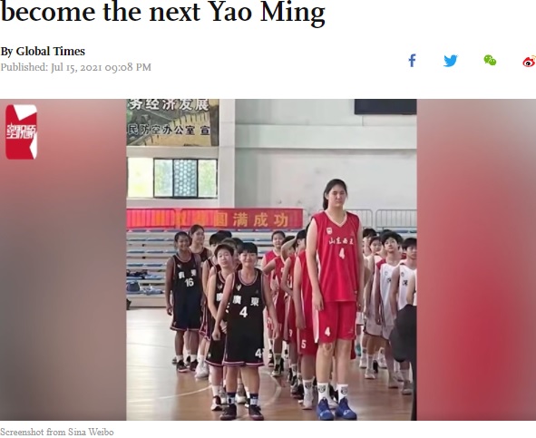14歳で身長が226センチもある少女（画像は『Global Times　2021年7月15日付「2.26‐meter tall Chinese basketball girl draws anticipation from netizens to become the next Yao Ming」（Screenshot from Sina Weibo）』のスクリーンショット）