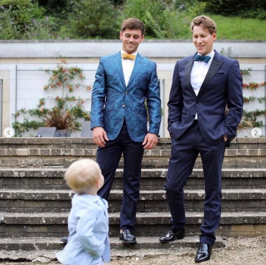 トムと夫のダスティンさん、息子のロビーくん（画像は『Tom Daley　2021年6月20日付Instagram「Happy Father’s Day!」』のスクリーンショット）