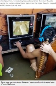 臀部が濡れてもゲームが止められない少年（画像は『Metro　2021年7月27日付「Hardcore gamers carry on playing as room floods during typhoon」（Picture: ViralPress）』のスクリーンショット）