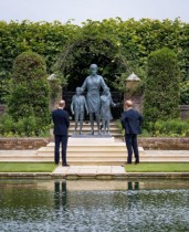 ウィリアム王子とヘンリー王子、ダイアナ妃像の除幕式に揃って出席　共同声明で亡き母を偲ぶ