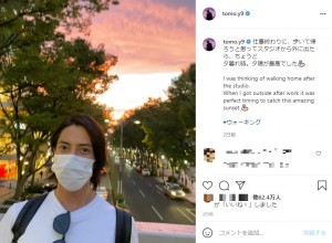 歩いて帰るという山下智久（画像は『Tomohisa Yamashita　2021年7月28日付Instagram「仕事終わりに、歩いて帰ろうと思って」』のスクリーンショット）