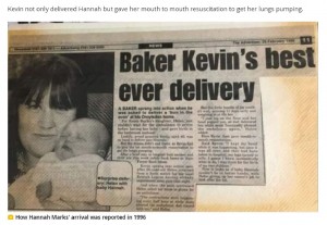 バスルームで誕生したハンナさんのことが報じられた25年前の地元紙（画像は『Manchester Evening News　2021年8月23日付「Mum who was born in a bathroom at home gives birth on her kitchen floor 25 years later」（Image: STEVE ALLEN）』のスクリーンショット）