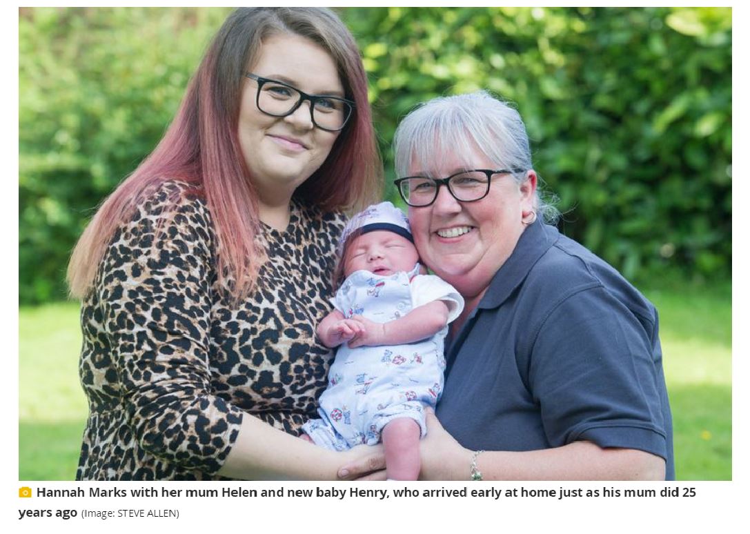 母親（右）と同じ体験をした25歳娘、誕生したばかりの男の子と（画像は『Manchester Evening News　2021年8月23日付「Mum who was born in a bathroom at home gives birth on her kitchen floor 25 years later」（Image: STEVE ALLEN）』のスクリーンショット）