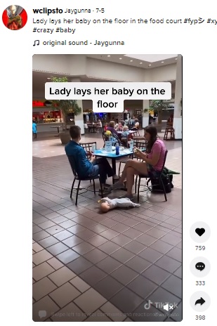 フードコートで食事をするカップルと床に直に置かれた赤ちゃん（画像は『Jaygunna　2021年7月5日付TikTok「Lady lays her baby on the floor in the food court」』のスクリーンショット）