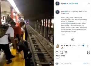 奥では電車に手を振って止まるように合図をする人の姿も（画像は『NYPD　2021年8月19日付Instagram「NYPD cops help New Yorkers at any cost!」』のスクリーンショット）