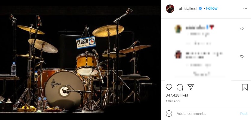 「クローズド」のサインがかけられたチャーリーのドラムキット（画像は『Keith Richards　2021年8月25日付Instagram』のスクリーンショット）
