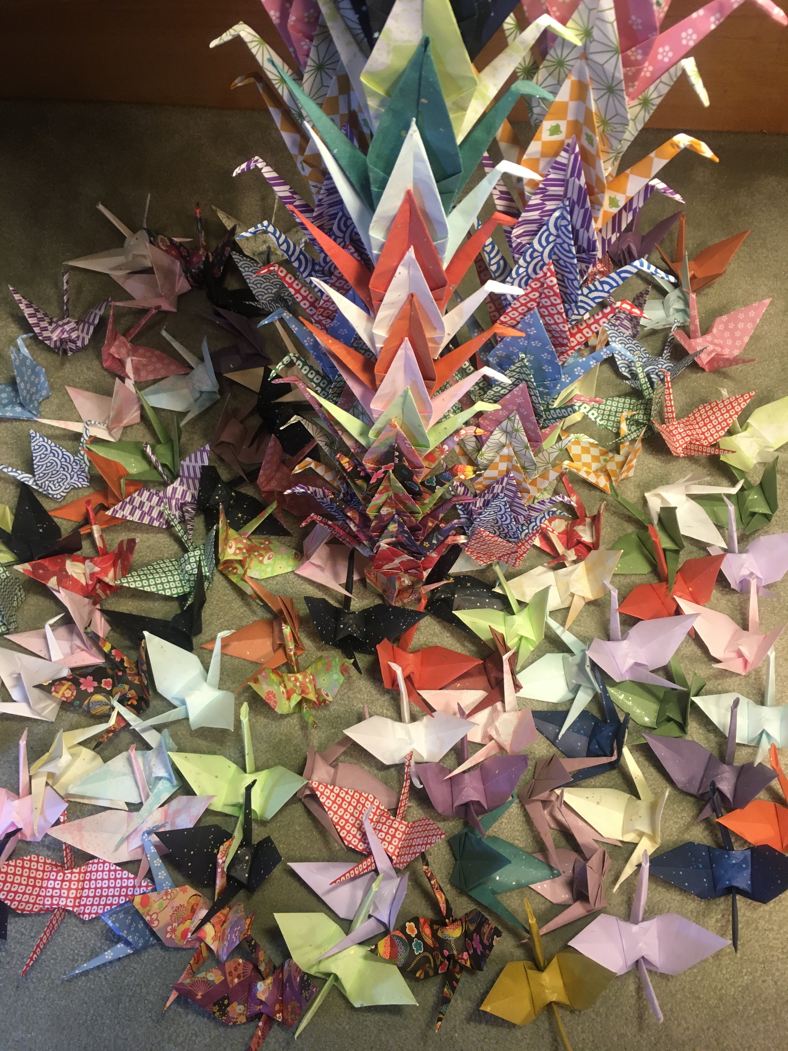 多様な色柄で作られた折り鶴たち（「写真提供：在シアトル日本国総領事館」/ Consulate-General of Japan in Seattle）
