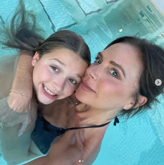 マイアミのウォーターパークで遊ぶハーパーちゃんとヴィクトリア（画像は『Victoria Beckham　2021年8月29日付Instagram「Sunday swims （and selfies） in the sunshine」』のスクリーンショット）