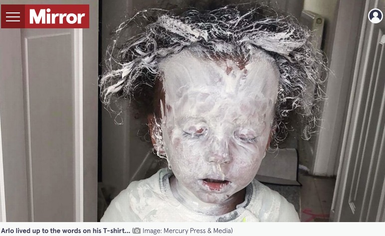 オムツかぶれ用のクリームだらけになった男児（画像は『The Mirror　2021年8月2日付「「Mum red-faced after son smothers himself in tub of nappy cream in two minutes」（Image: Mercury Press ＆ Media）』のスクリーンショット）
