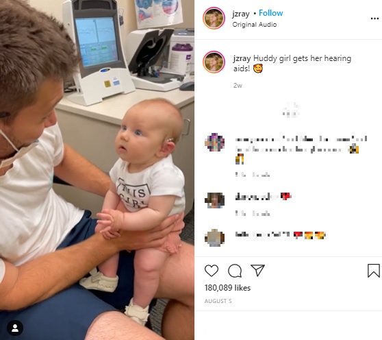 父の声を聞き、顔をじっと見る赤ちゃん（画像は『Jordan Ray　2021年8月5日付Instagram「Huddy girl gets her hearing aids!」』のスクリーンショット）