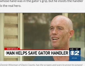 ヒーローは調教師の女性と語るドニーさん（画像は『KJZZ　2021年8月17日付「Man who jumped on 8-foot alligator to save handler doesn’t think he’s a hero」』のスクリーンショット）